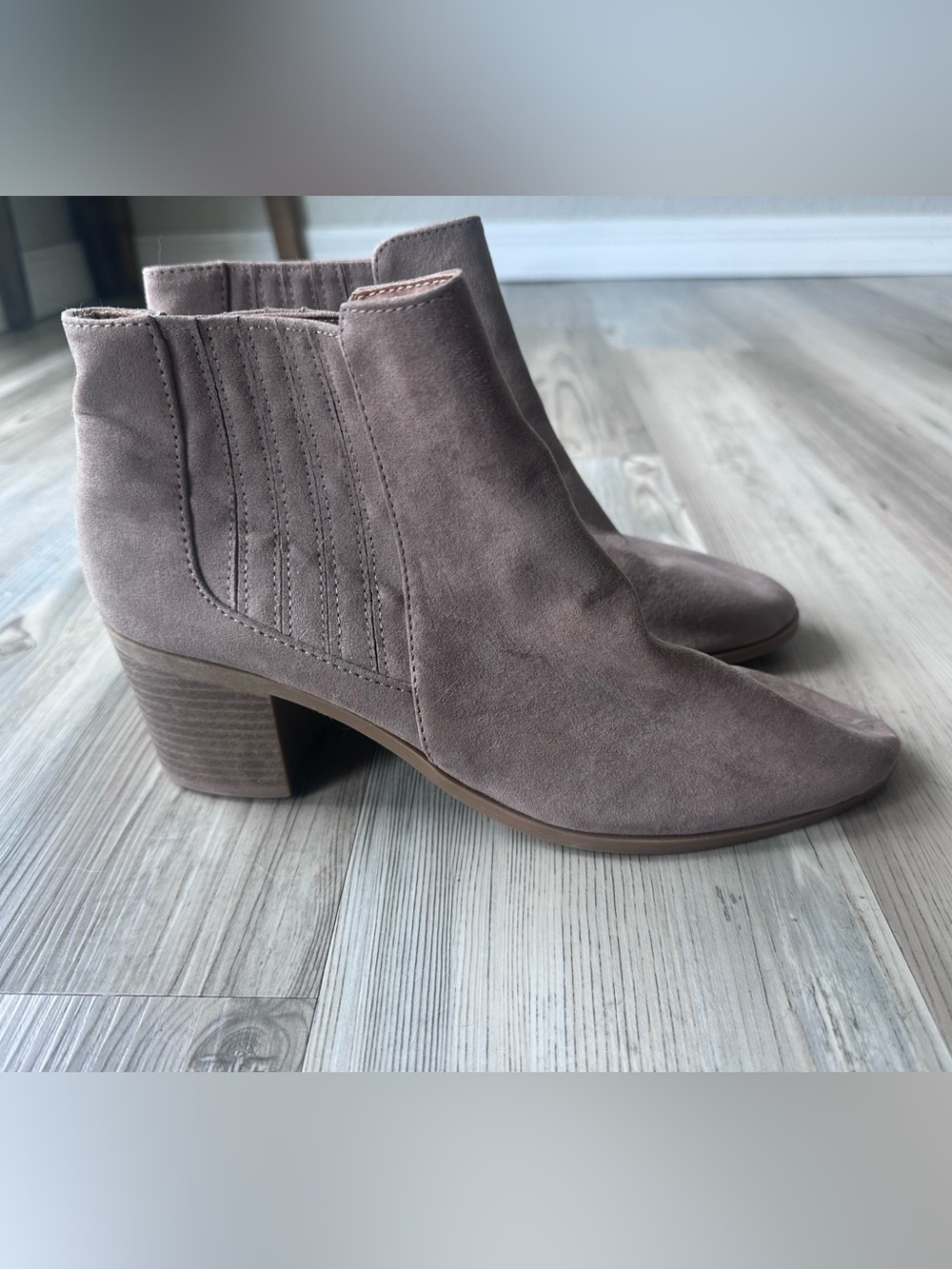 Qupid Taupe Faux Suede Chelsea Ankle Boots Booties Block Heel 8.5 NWOT